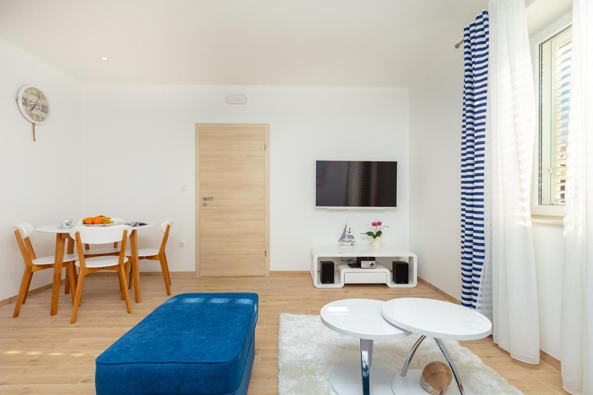 Apartments Red And Blue 米利尼 外观 照片